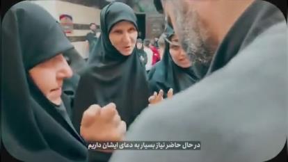 پوستر هدیۀ مادر شهید لبنانی به رهبر معظم انقلاب