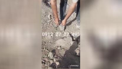 پوستر شکستن سنگ