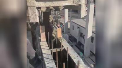 پوستر بتن_ریزی دیوار بتنی با جرثقیل و باکت concrete_pouring of a...