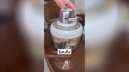 پوستر برگر_مرغ🍔 مواد لازم کره 50 گرم فیله مرغ 600 گرم آرد سوخاری...