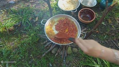 درست کردن ماکارونی و چای آتیشی در دل طبیعت گیلان