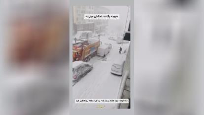 پوستر مثلا اومده بود جاده رو باز کنه