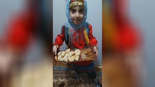 اقامتگاه بومگردی حاج ملک آمل توضیح دختر شیرین زبان در مورد شیرینی های محلی در بومگردی حاج ملک