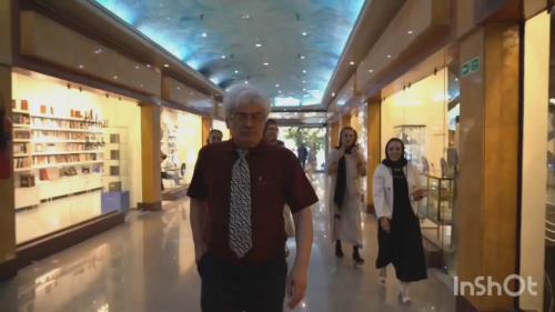 لحظه ورود استاد هرمز علی پور و سارا بانو به مراسم آیین نکوداشت در تاریخ هفدهم